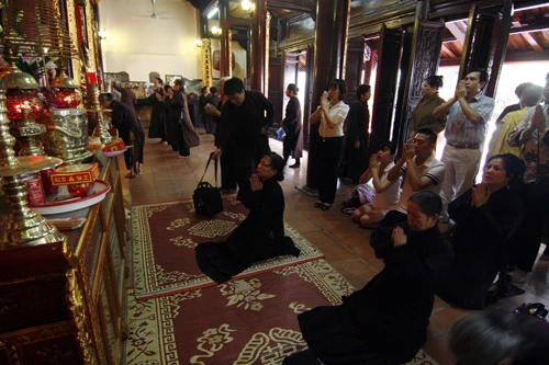 Hôm nay chùa Trấn Quốc (Hà Nội) đón chào nhiều Tăng Ni, Phật tử đến dự Đại lễ Phật đản PL.2556 - DL.2012 Cái nắng oi bức nhất từ đầu mùa không thể cản bước con người đến với Phật pháp Lễ Phật đản sẽ diễn ra trong vòng nhiều ngày tại hầu hết các ngôi chùa ở Hà Nội Đội kèn Tây chờ làm lễ dưới cái nóng gay gắt Đội kèn Tây đến từ nhiều ngôi chùa khác nhau Một Phật tử đi ngang qua bảo tháp tại chùa Trấn Quốc Chư Tăng Ni làm lễ cầu nguyện quốc thái dân an Nghi thức tắm Phật Lòng thành kính với Đức Thế Tôn Thả chim bồ câu và bóng bay cầu nguyện hòa bình thế giới Nhiều em nhỏ chắp tay niệm Phật dưới nắng nóng gần 40 độ C Bên trong Tam bảo người dân đi làm lễ, cầu bình an Đến gần trưa, dòng người đổ về chùa vẫn rất đông Bác Thu (Tây Hồ, Hà Nội) đến chùa kính mừng ngày Phật đản Xe hoa của chùa Trấn Quốc cung rước tượng Phật đản Phía ngoài chùa Quán Sứ (Hà Nội) được trang hoàng lộng lẫy