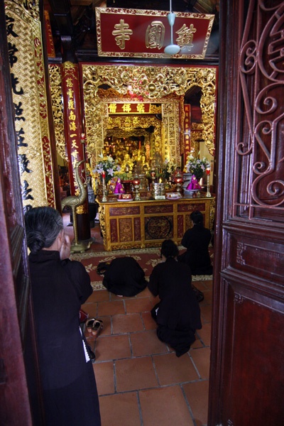 Hôm nay chùa Trấn Quốc (Hà Nội) đón chào nhiều Tăng Ni, Phật tử đến dự Đại lễ Phật đản PL.2556 - DL.2012 Cái nắng oi bức nhất từ đầu mùa không thể cản bước con người đến với Phật pháp Lễ Phật đản sẽ diễn ra trong vòng nhiều ngày tại hầu hết các ngôi chùa ở Hà Nội Đội kèn Tây chờ làm lễ dưới cái nóng gay gắt Đội kèn Tây đến từ nhiều ngôi chùa khác nhau Một Phật tử đi ngang qua bảo tháp tại chùa Trấn Quốc Chư Tăng Ni làm lễ cầu nguyện quốc thái dân an Nghi thức tắm Phật Lòng thành kính với Đức Thế Tôn Thả chim bồ câu và bóng bay cầu nguyện hòa bình thế giới Nhiều em nhỏ chắp tay niệm Phật dưới nắng nóng gần 40 độ C Bên trong Tam bảo người dân đi làm lễ, cầu bình an Đến gần trưa, dòng người đổ về chùa vẫn rất đông Bác Thu (Tây Hồ, Hà Nội) đến chùa kính mừng ngày Phật đản Xe hoa của chùa Trấn Quốc cung rước tượng Phật đản Phía ngoài chùa Quán Sứ (Hà Nội) được trang hoàng lộng lẫy