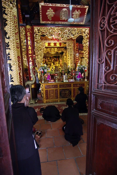 Hôm nay chùa Trấn Quốc (Hà Nội) đón chào nhiều Tăng Ni, Phật tử đến dự Đại lễ Phật đản PL.2556 - DL.2012 Cái nắng oi bức nhất từ đầu mùa không thể cản bước con người đến với Phật pháp Lễ Phật đản sẽ diễn ra trong vòng nhiều ngày tại hầu hết các ngôi chùa ở Hà Nội Đội kèn Tây chờ làm lễ dưới cái nóng gay gắt Đội kèn Tây đến từ nhiều ngôi chùa khác nhau Một Phật tử đi ngang qua bảo tháp tại chùa Trấn Quốc Chư Tăng Ni làm lễ cầu nguyện quốc thái dân an Nghi thức tắm Phật Lòng thành kính với Đức Thế Tôn Thả chim bồ câu và bóng bay cầu nguyện hòa bình thế giới Nhiều em nhỏ chắp tay niệm Phật dưới nắng nóng gần 40 độ C Bên trong Tam bảo người dân đi làm lễ, cầu bình an Đến gần trưa, dòng người đổ về chùa vẫn rất đông Bác Thu (Tây Hồ, Hà Nội) đến chùa kính mừng ngày Phật đản Xe hoa của chùa Trấn Quốc cung rước tượng Phật đản Phía ngoài chùa Quán Sứ (Hà Nội) được trang hoàng lộng lẫy