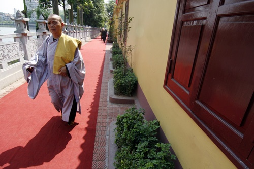 Hôm nay chùa Trấn Quốc (Hà Nội) đón chào nhiều Tăng Ni, Phật tử đến dự Đại lễ Phật đản PL.2556 - DL.2012 Cái nắng oi bức nhất từ đầu mùa không thể cản bước con người đến với Phật pháp Lễ Phật đản sẽ diễn ra trong vòng nhiều ngày tại hầu hết các ngôi chùa ở Hà Nội Đội kèn Tây chờ làm lễ dưới cái nóng gay gắt Đội kèn Tây đến từ nhiều ngôi chùa khác nhau Một Phật tử đi ngang qua bảo tháp tại chùa Trấn Quốc Chư Tăng Ni làm lễ cầu nguyện quốc thái dân an Nghi thức tắm Phật Lòng thành kính với Đức Thế Tôn Thả chim bồ câu và bóng bay cầu nguyện hòa bình thế giới Nhiều em nhỏ chắp tay niệm Phật dưới nắng nóng gần 40 độ C Bên trong Tam bảo người dân đi làm lễ, cầu bình an Đến gần trưa, dòng người đổ về chùa vẫn rất đông Bác Thu (Tây Hồ, Hà Nội) đến chùa kính mừng ngày Phật đản Xe hoa của chùa Trấn Quốc cung rước tượng Phật đản Phía ngoài chùa Quán Sứ (Hà Nội) được trang hoàng lộng lẫy