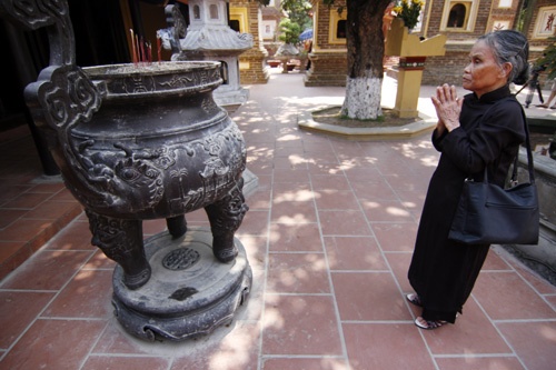 Hôm nay chùa Trấn Quốc (Hà Nội) đón chào nhiều Tăng Ni, Phật tử đến dự Đại lễ Phật đản PL.2556 - DL.2012 Cái nắng oi bức nhất từ đầu mùa không thể cản bước con người đến với Phật pháp Lễ Phật đản sẽ diễn ra trong vòng nhiều ngày tại hầu hết các ngôi chùa ở Hà Nội Đội kèn Tây chờ làm lễ dưới cái nóng gay gắt Đội kèn Tây đến từ nhiều ngôi chùa khác nhau Một Phật tử đi ngang qua bảo tháp tại chùa Trấn Quốc Chư Tăng Ni làm lễ cầu nguyện quốc thái dân an Nghi thức tắm Phật Lòng thành kính với Đức Thế Tôn Thả chim bồ câu và bóng bay cầu nguyện hòa bình thế giới Nhiều em nhỏ chắp tay niệm Phật dưới nắng nóng gần 40 độ C Bên trong Tam bảo người dân đi làm lễ, cầu bình an Đến gần trưa, dòng người đổ về chùa vẫn rất đông Bác Thu (Tây Hồ, Hà Nội) đến chùa kính mừng ngày Phật đản Xe hoa của chùa Trấn Quốc cung rước tượng Phật đản Phía ngoài chùa Quán Sứ (Hà Nội) được trang hoàng lộng lẫy