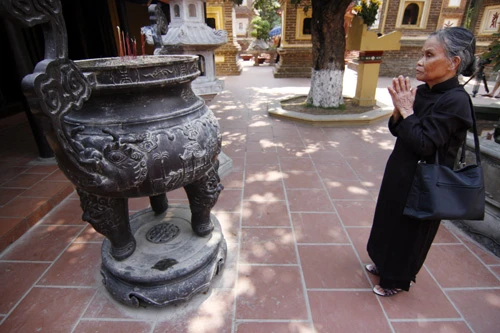 Hôm nay chùa Trấn Quốc (Hà Nội) đón chào nhiều Tăng Ni, Phật tử đến dự Đại lễ Phật đản PL.2556 - DL.2012 Cái nắng oi bức nhất từ đầu mùa không thể cản bước con người đến với Phật pháp Lễ Phật đản sẽ diễn ra trong vòng nhiều ngày tại hầu hết các ngôi chùa ở Hà Nội Đội kèn Tây chờ làm lễ dưới cái nóng gay gắt Đội kèn Tây đến từ nhiều ngôi chùa khác nhau Một Phật tử đi ngang qua bảo tháp tại chùa Trấn Quốc Chư Tăng Ni làm lễ cầu nguyện quốc thái dân an Nghi thức tắm Phật Lòng thành kính với Đức Thế Tôn Thả chim bồ câu và bóng bay cầu nguyện hòa bình thế giới Nhiều em nhỏ chắp tay niệm Phật dưới nắng nóng gần 40 độ C Bên trong Tam bảo người dân đi làm lễ, cầu bình an Đến gần trưa, dòng người đổ về chùa vẫn rất đông Bác Thu (Tây Hồ, Hà Nội) đến chùa kính mừng ngày Phật đản Xe hoa của chùa Trấn Quốc cung rước tượng Phật đản Phía ngoài chùa Quán Sứ (Hà Nội) được trang hoàng lộng lẫy