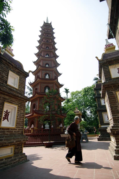 Hôm nay chùa Trấn Quốc (Hà Nội) đón chào nhiều Tăng Ni, Phật tử đến dự Đại lễ Phật đản PL.2556 - DL.2012 Cái nắng oi bức nhất từ đầu mùa không thể cản bước con người đến với Phật pháp Lễ Phật đản sẽ diễn ra trong vòng nhiều ngày tại hầu hết các ngôi chùa ở Hà Nội Đội kèn Tây chờ làm lễ dưới cái nóng gay gắt Đội kèn Tây đến từ nhiều ngôi chùa khác nhau Một Phật tử đi ngang qua bảo tháp tại chùa Trấn Quốc Chư Tăng Ni làm lễ cầu nguyện quốc thái dân an Nghi thức tắm Phật Lòng thành kính với Đức Thế Tôn Thả chim bồ câu và bóng bay cầu nguyện hòa bình thế giới Nhiều em nhỏ chắp tay niệm Phật dưới nắng nóng gần 40 độ C Bên trong Tam bảo người dân đi làm lễ, cầu bình an Đến gần trưa, dòng người đổ về chùa vẫn rất đông Bác Thu (Tây Hồ, Hà Nội) đến chùa kính mừng ngày Phật đản Xe hoa của chùa Trấn Quốc cung rước tượng Phật đản Phía ngoài chùa Quán Sứ (Hà Nội) được trang hoàng lộng lẫy