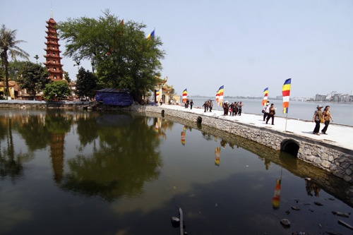 Hôm nay chùa Trấn Quốc (Hà Nội) đón chào nhiều Tăng Ni, Phật tử đến dự Đại lễ Phật đản PL.2556 - DL.2012 Cái nắng oi bức nhất từ đầu mùa không thể cản bước con người đến với Phật pháp Lễ Phật đản sẽ diễn ra trong vòng nhiều ngày tại hầu hết các ngôi chùa ở Hà Nội Đội kèn Tây chờ làm lễ dưới cái nóng gay gắt Đội kèn Tây đến từ nhiều ngôi chùa khác nhau Một Phật tử đi ngang qua bảo tháp tại chùa Trấn Quốc Chư Tăng Ni làm lễ cầu nguyện quốc thái dân an Nghi thức tắm Phật Lòng thành kính với Đức Thế Tôn Thả chim bồ câu và bóng bay cầu nguyện hòa bình thế giới Nhiều em nhỏ chắp tay niệm Phật dưới nắng nóng gần 40 độ C Bên trong Tam bảo người dân đi làm lễ, cầu bình an Đến gần trưa, dòng người đổ về chùa vẫn rất đông Bác Thu (Tây Hồ, Hà Nội) đến chùa kính mừng ngày Phật đản Xe hoa của chùa Trấn Quốc cung rước tượng Phật đản Phía ngoài chùa Quán Sứ (Hà Nội) được trang hoàng lộng lẫy