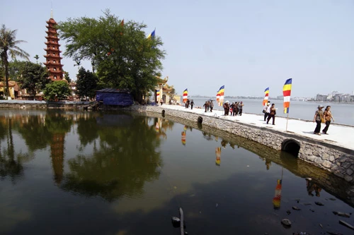 Hôm nay chùa Trấn Quốc (Hà Nội) đón chào nhiều Tăng Ni, Phật tử đến dự Đại lễ Phật đản PL.2556 - DL.2012 Cái nắng oi bức nhất từ đầu mùa không thể cản bước con người đến với Phật pháp Lễ Phật đản sẽ diễn ra trong vòng nhiều ngày tại hầu hết các ngôi chùa ở Hà Nội Đội kèn Tây chờ làm lễ dưới cái nóng gay gắt Đội kèn Tây đến từ nhiều ngôi chùa khác nhau Một Phật tử đi ngang qua bảo tháp tại chùa Trấn Quốc Chư Tăng Ni làm lễ cầu nguyện quốc thái dân an Nghi thức tắm Phật Lòng thành kính với Đức Thế Tôn Thả chim bồ câu và bóng bay cầu nguyện hòa bình thế giới Nhiều em nhỏ chắp tay niệm Phật dưới nắng nóng gần 40 độ C Bên trong Tam bảo người dân đi làm lễ, cầu bình an Đến gần trưa, dòng người đổ về chùa vẫn rất đông Bác Thu (Tây Hồ, Hà Nội) đến chùa kính mừng ngày Phật đản Xe hoa của chùa Trấn Quốc cung rước tượng Phật đản Phía ngoài chùa Quán Sứ (Hà Nội) được trang hoàng lộng lẫy