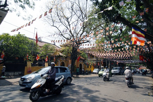 Hôm nay chùa Trấn Quốc (Hà Nội) đón chào nhiều Tăng Ni, Phật tử đến dự Đại lễ Phật đản PL.2556 - DL.2012 Cái nắng oi bức nhất từ đầu mùa không thể cản bước con người đến với Phật pháp Lễ Phật đản sẽ diễn ra trong vòng nhiều ngày tại hầu hết các ngôi chùa ở Hà Nội Đội kèn Tây chờ làm lễ dưới cái nóng gay gắt Đội kèn Tây đến từ nhiều ngôi chùa khác nhau Một Phật tử đi ngang qua bảo tháp tại chùa Trấn Quốc Chư Tăng Ni làm lễ cầu nguyện quốc thái dân an Nghi thức tắm Phật Lòng thành kính với Đức Thế Tôn Thả chim bồ câu và bóng bay cầu nguyện hòa bình thế giới Nhiều em nhỏ chắp tay niệm Phật dưới nắng nóng gần 40 độ C Bên trong Tam bảo người dân đi làm lễ, cầu bình an Đến gần trưa, dòng người đổ về chùa vẫn rất đông Bác Thu (Tây Hồ, Hà Nội) đến chùa kính mừng ngày Phật đản Xe hoa của chùa Trấn Quốc cung rước tượng Phật đản Phía ngoài chùa Quán Sứ (Hà Nội) được trang hoàng lộng lẫy