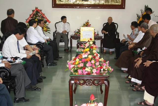 TT-Huế: Lãnh đạo tỉnh và thành phố chúc mừng Phật đản ảnh 1 IMG_5003(1).jpg