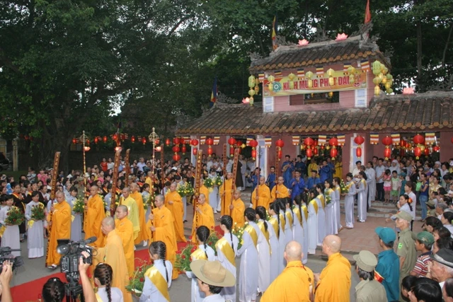 Thiêng liêng Lễ Rước Phật tại cố đô ảnh 5 Thiêng liêng Lễ Rước Phật tại cố đô ảnh 5