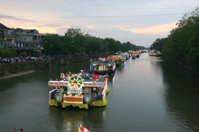 Thiêng liêng Lễ Rước Phật tại cố đô ảnh 12 Thiêng liêng Lễ Rước Phật tại cố đô ảnh 12