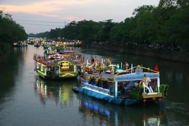 Thiêng liêng Lễ Rước Phật tại cố đô ảnh 13 Thiêng liêng Lễ Rước Phật tại cố đô ảnh 13