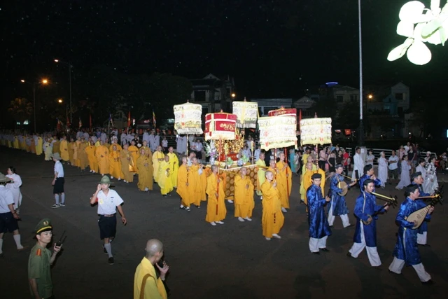 Thiêng liêng Lễ Rước Phật tại cố đô ảnh 15 Thiêng liêng Lễ Rước Phật tại cố đô ảnh 15