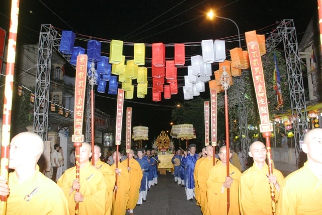 Thiêng liêng Lễ Rước Phật tại cố đô ảnh 18 Thiêng liêng Lễ Rước Phật tại cố đô ảnh 18