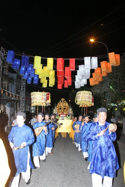 Thiêng liêng Lễ Rước Phật tại cố đô ảnh 19 Thiêng liêng Lễ Rước Phật tại cố đô ảnh 19