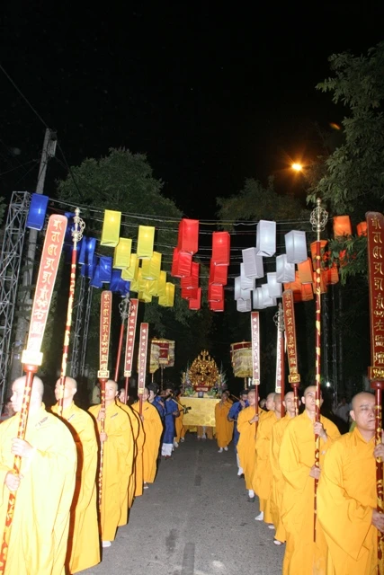 Thiêng liêng Lễ Rước Phật tại cố đô ảnh 20 Thiêng liêng Lễ Rước Phật tại cố đô ảnh 20