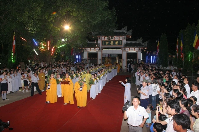 Thiêng liêng Lễ Rước Phật tại cố đô ảnh 25 Thiêng liêng Lễ Rước Phật tại cố đô ảnh 25