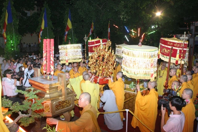 Thiêng liêng Lễ Rước Phật tại cố đô ảnh 27 Thiêng liêng Lễ Rước Phật tại cố đô ảnh 27