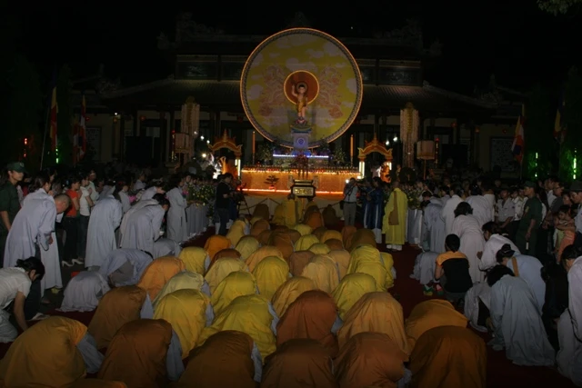 Thiêng liêng Lễ Rước Phật tại cố đô ảnh 31 Thiêng liêng Lễ Rước Phật tại cố đô ảnh 31