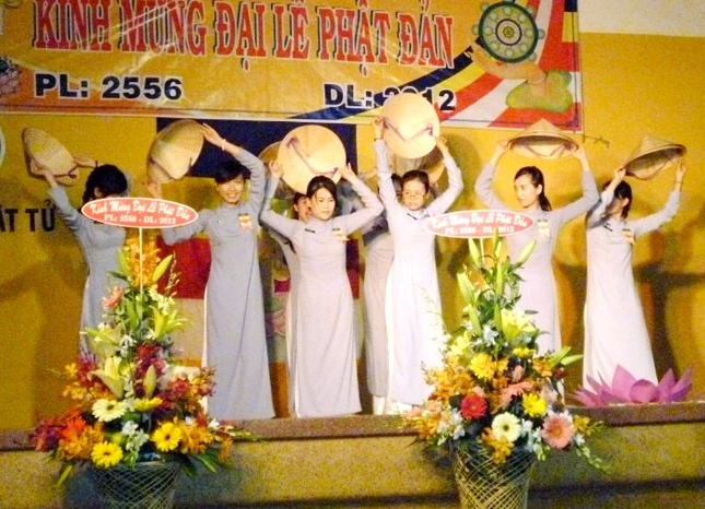 múa nón thiếu nữ, Áo lam hiền.jpg