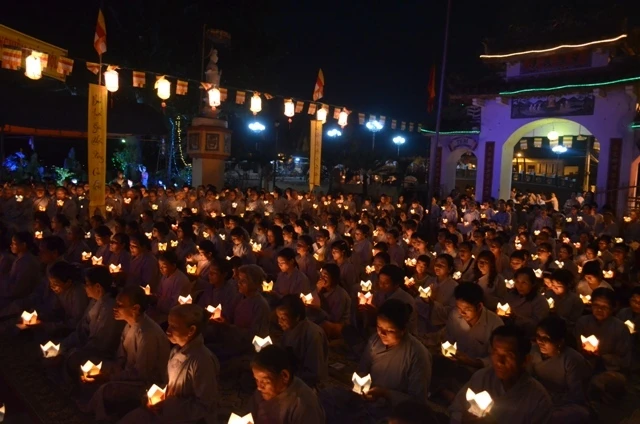 Thắp nến chùa Giác Nguyên QN02.JPG