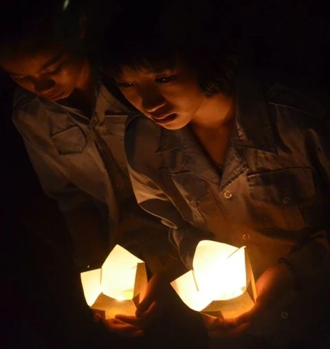 Thắp nến chùa Giác Nguyên QN05.JPG
