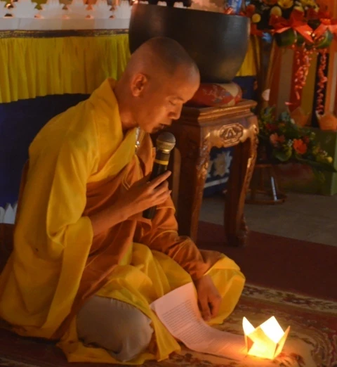 Thắp nến chùa Giác Nguyên QN16.JPG