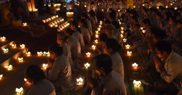 Thắp nến chùa Giác Nguyên QN18.JPG