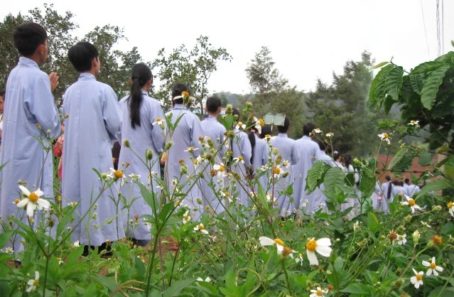 Con đã thấy Phật về... ảnh 4 phat tu tre chon que ngheo.jpg