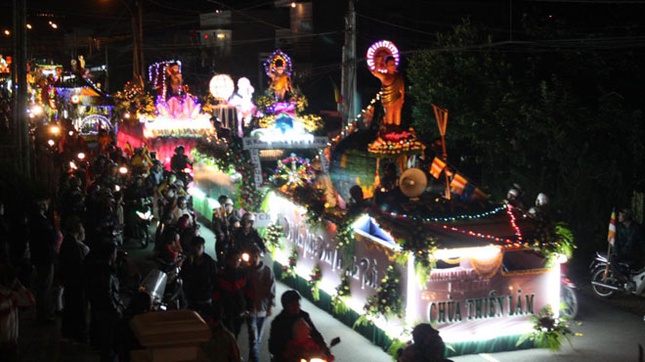 Dàn xe hoa diễu hành rực rỡ trên đường phố Đà Lạt - Ảnh: Nghĩa