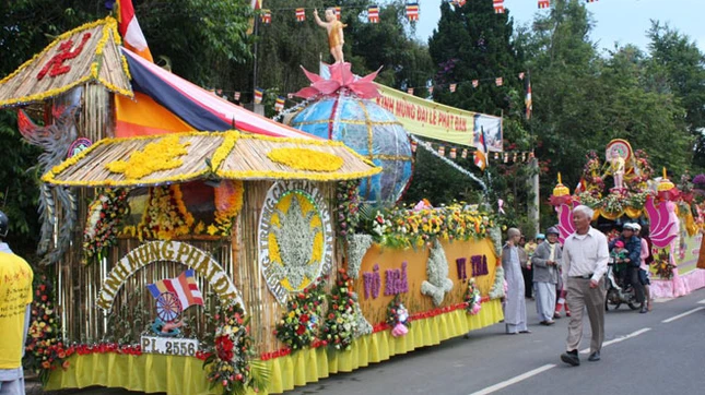 Gần 20 xe hoa tập trung trước chùa Linh Quang chuẩn bị diễu hành - Ảnh: Dũng