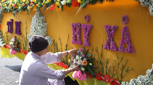 Sư cô Vạn Đào đang chăm chút chỉnh sửa xe hoa tại chùa Linh Sơn - Ảnh: Nghĩa