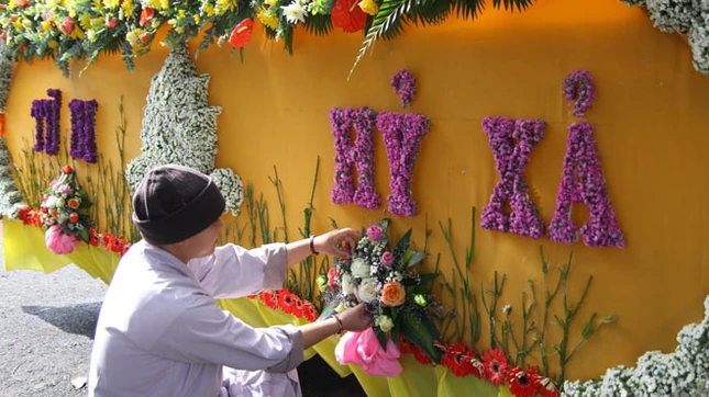 Sư cô Vạn Đào đang chăm chút chỉnh sửa xe hoa tại chùa Linh Sơn - Ảnh: Nghĩa