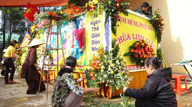 Các Phật tử kết hoa tại chùa Linh Giác - Ảnh: Dũng