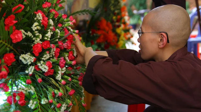 Các Tăng Ni cũng tất bật chỉnh sửa xe hoa - Ảnh: Nghĩa