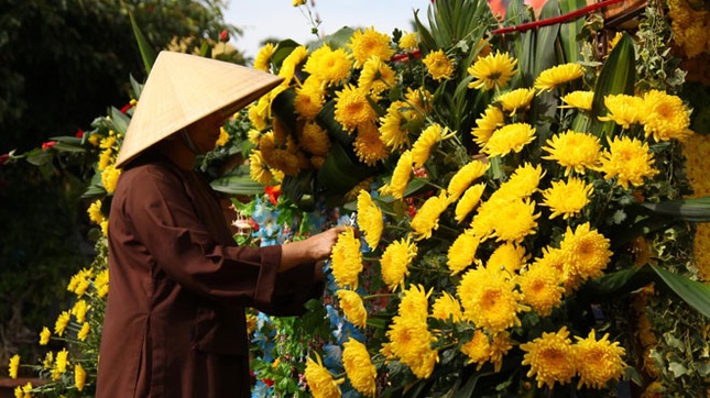Các Tăng Ni cũng tất bật chỉnh sửa xe hoa - Ảnh: Nghĩa