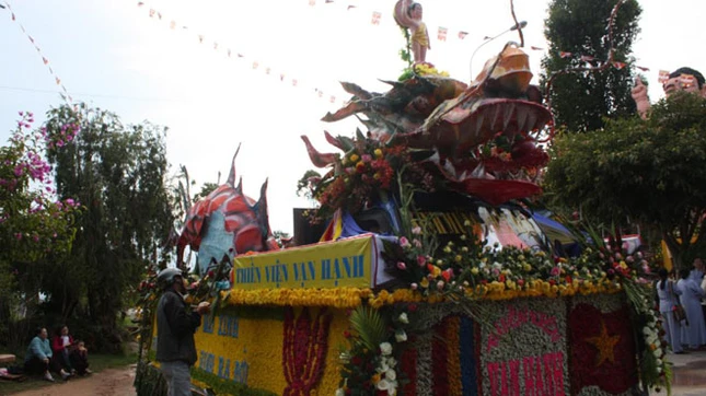 Xe hoa ở cao nguyên hoa mùa Phật đản ảnh 7