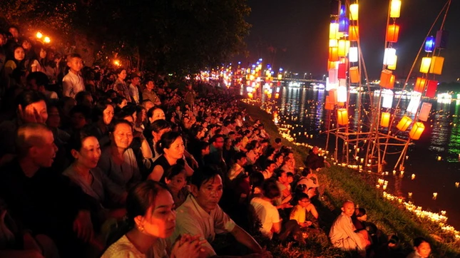 Bên bờ sông Hương là hàng vạn người Nghi lễ cầu cho quốc thái dân an, thế giới hòa bình, chúng sanh an lạc mở đầu cho chánh lễ Hoa đăng Các thiếu nữ Gia đình Phật tử tham dự Biểu diễn nghệ thuật Không gian tràn ngập sắc màu và âm thanh hướng thiện