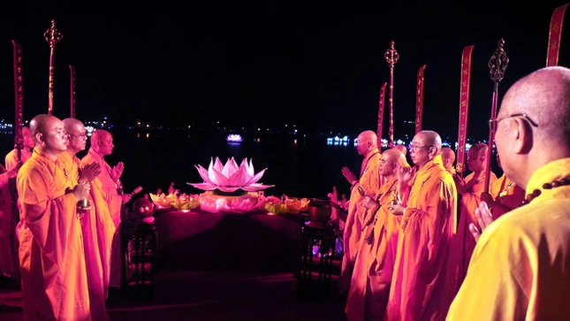 Bên bờ sông Hương là hàng vạn người Nghi lễ cầu cho quốc thái dân an, thế giới hòa bình, chúng sanh an lạc mở đầu cho chánh lễ Hoa đăng Các thiếu nữ Gia đình Phật tử tham dự Biểu diễn nghệ thuật Không gian tràn ngập sắc màu và âm thanh hướng thiện