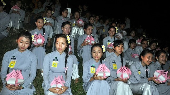 Bên bờ sông Hương là hàng vạn người Nghi lễ cầu cho quốc thái dân an, thế giới hòa bình, chúng sanh an lạc mở đầu cho chánh lễ Hoa đăng Các thiếu nữ Gia đình Phật tử tham dự Biểu diễn nghệ thuật Không gian tràn ngập sắc màu và âm thanh hướng thiện