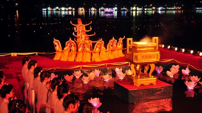 Bên bờ sông Hương là hàng vạn người Nghi lễ cầu cho quốc thái dân an, thế giới hòa bình, chúng sanh an lạc mở đầu cho chánh lễ Hoa đăng Các thiếu nữ Gia đình Phật tử tham dự Biểu diễn nghệ thuật Không gian tràn ngập sắc màu và âm thanh hướng thiện Bên bờ sông Hương là hàng vạn người Nghi lễ cầu cho quốc thái dân an, thế giới hòa bình, chúng sanh an lạc mở đầu cho chánh lễ Hoa đăng Các thiếu nữ Gia đình Phật tử tham dự Biểu diễn nghệ thuật Không gian tràn ngập sắc màu và âm thanh hướng thiện
