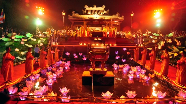 Bên bờ sông Hương là hàng vạn người Nghi lễ cầu cho quốc thái dân an, thế giới hòa bình, chúng sanh an lạc mở đầu cho chánh lễ Hoa đăng Các thiếu nữ Gia đình Phật tử tham dự Biểu diễn nghệ thuật Không gian tràn ngập sắc màu và âm thanh hướng thiện