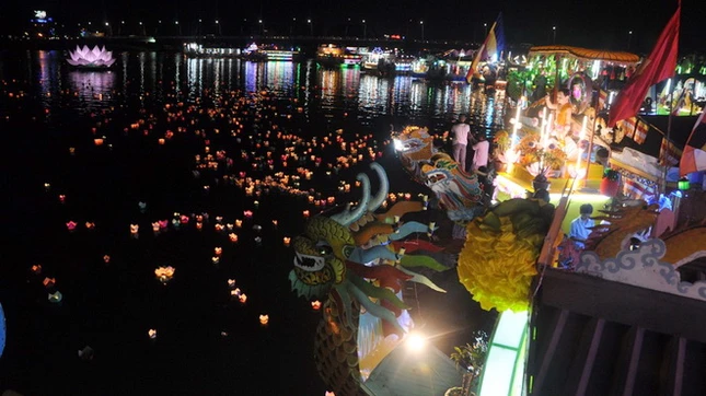 Hàng chục chiếc thuyền rồng treo đèn, kết hoa Thả hoa đăng trên sông Hương với những lời nguyện cầu từ tâm