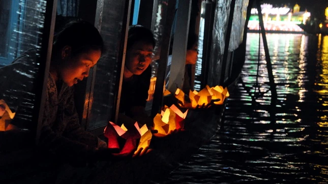 Hàng chục chiếc thuyền rồng treo đèn, kết hoa Thả hoa đăng trên sông Hương với những lời nguyện cầu từ tâm