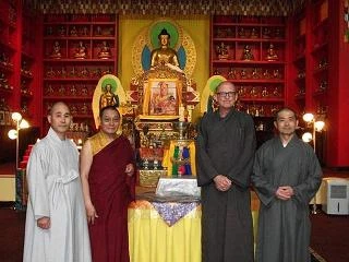 Không khí Phật đản khắp nơi trên thế giới ảnh 4 Chánh điện chùa Tsechen Kunchab Ling.jpg