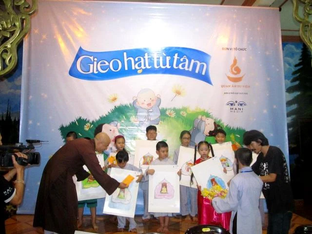 bgk trao giai to mau cho cac be.jpg