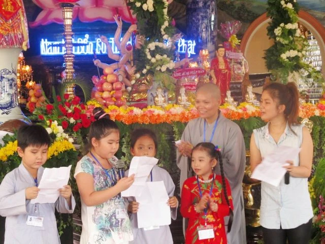 cac be dang tap hat cung ca si va be ngoc ngan.jpg