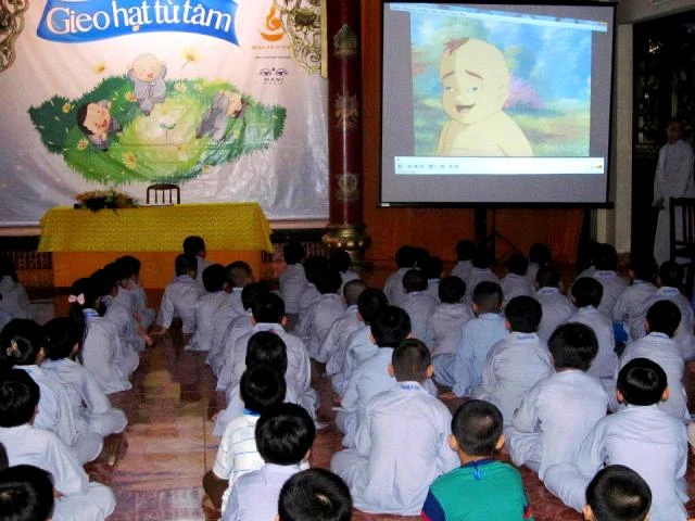 cac be dang xem phim cuoc doi duc phat1.jpg