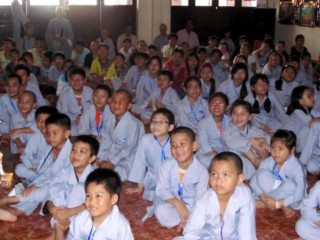 cac be dang xem phim hoat hinh cuoc doi duc phat.jpg