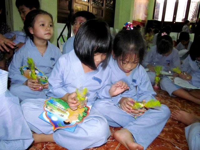 cac be dang xem qua cua btc tang.jpg