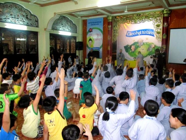 sc hue duc dang dat cau hoi cho cac be.jpg