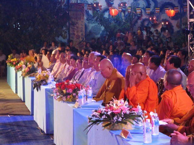 Sóc Trăng hân hoan mừng Phật đản ảnh 2 Ảnh 2.Các đại biểu tham dự Đại lễ.jpg